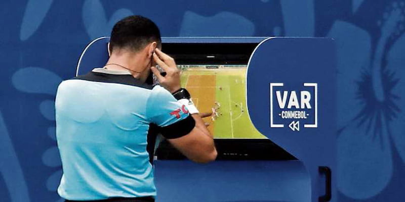 Những ưu nhược điểm mà VAR mang lại cho bóng đá